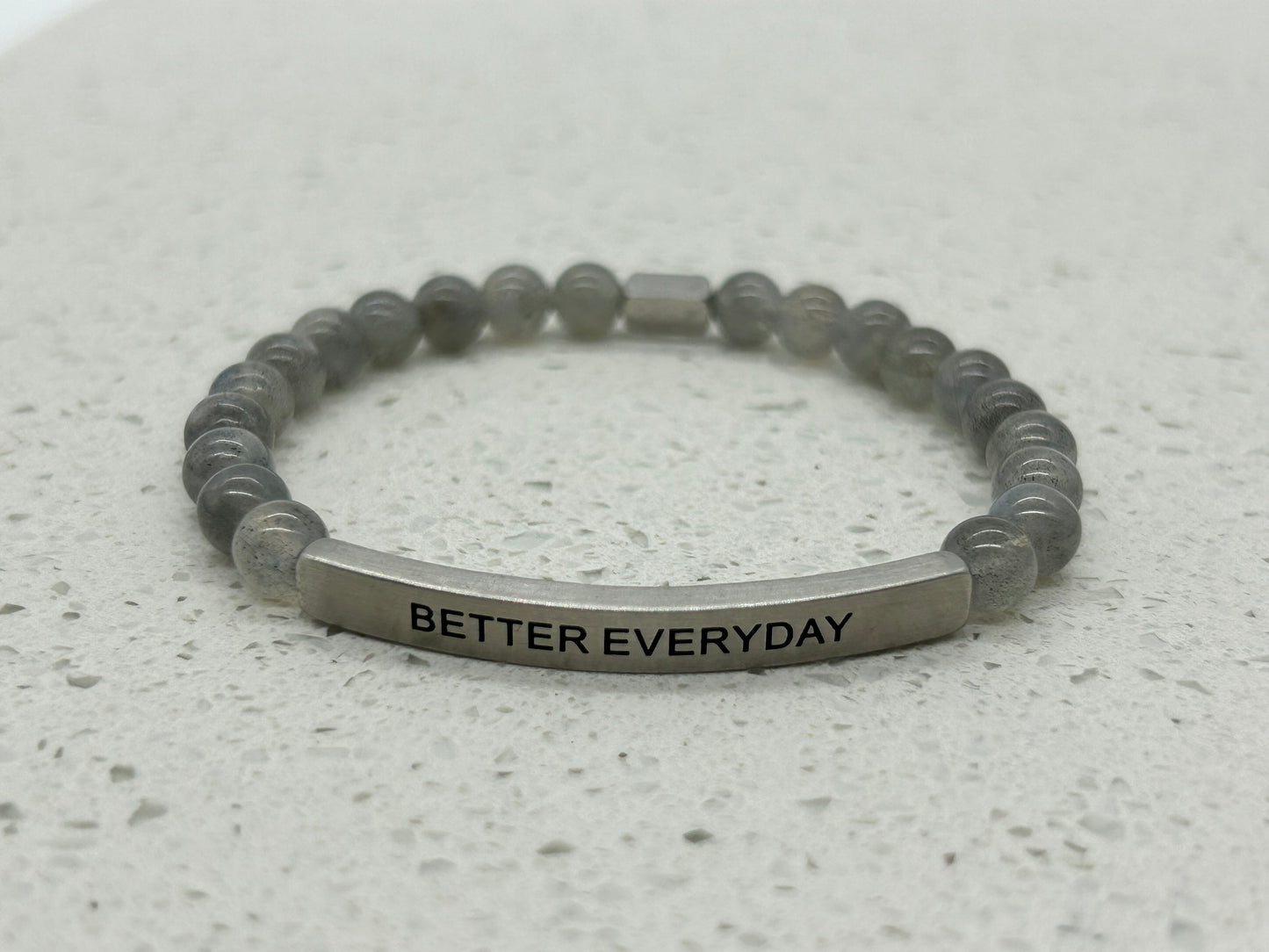 BETTER EVERYDAY (1 pulsera con placa)