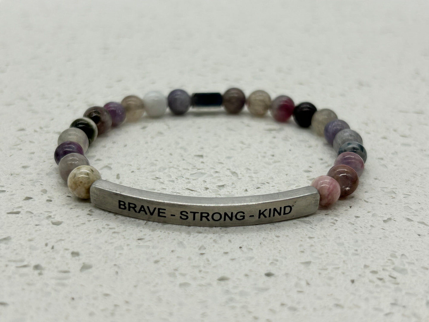 BRAVE - STRONG - KIND (1 pulsera con placa)