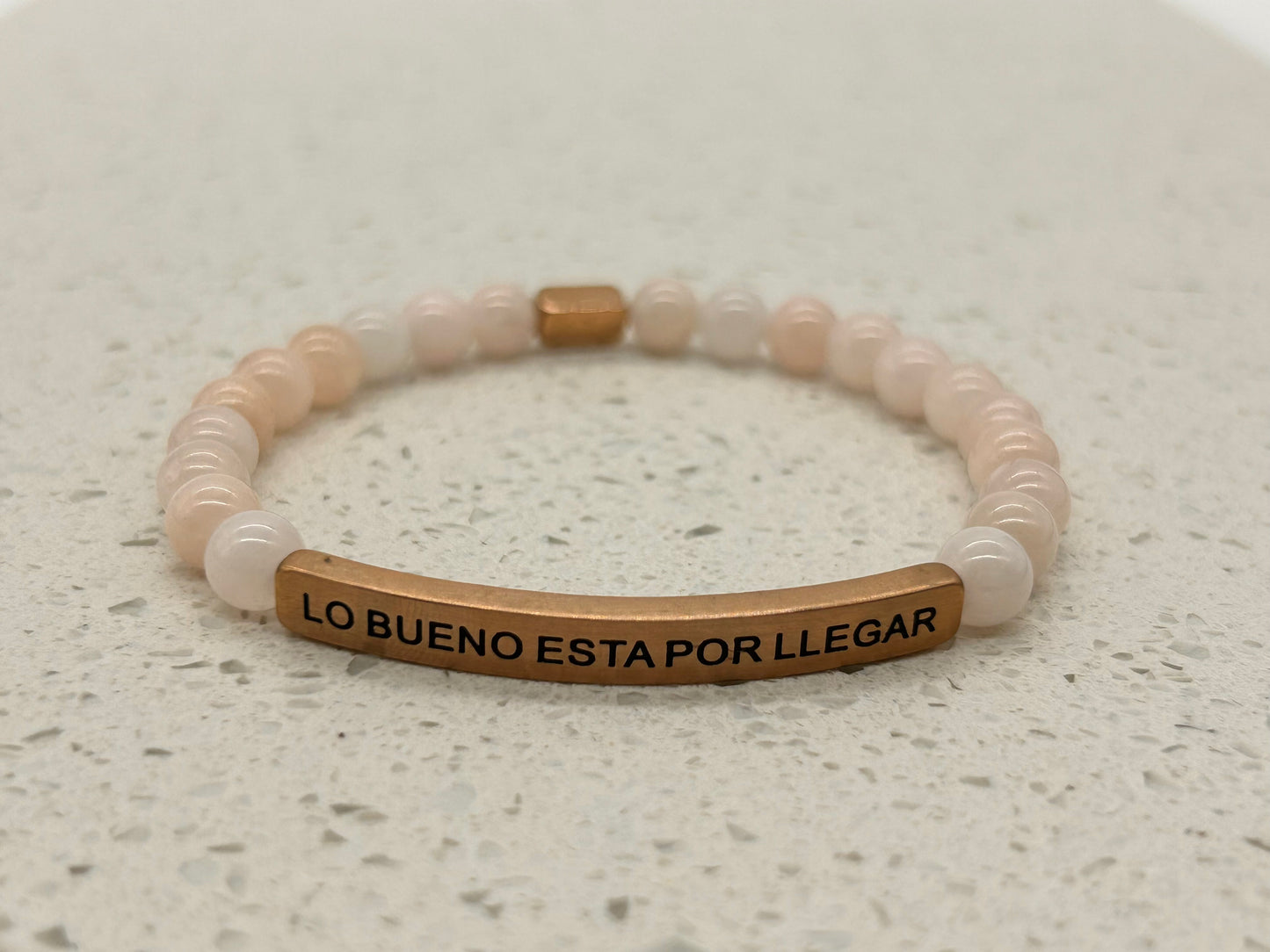 LO BUENO ESTA POR LLEGAR (1 pulsera con placa)