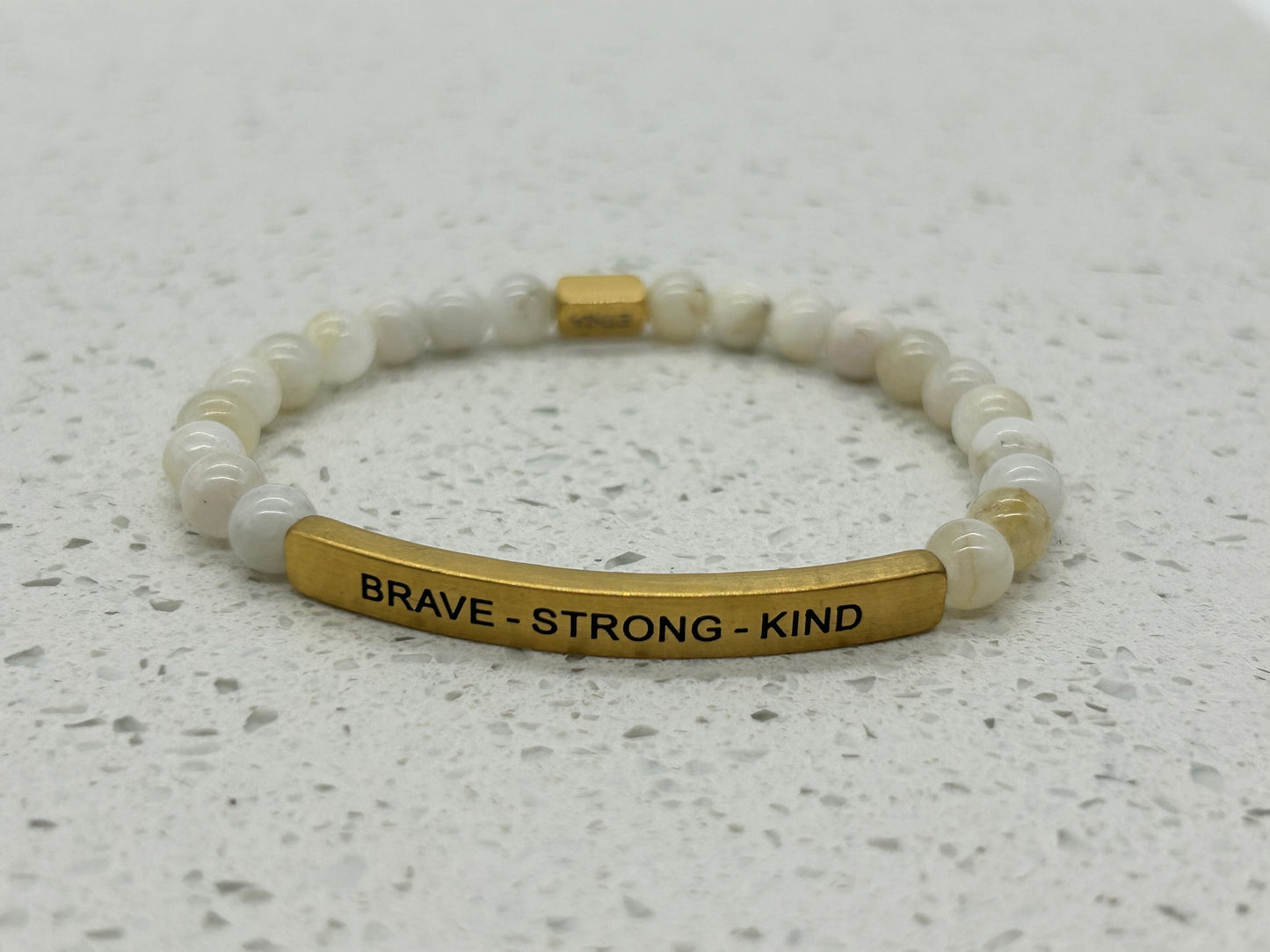 BRAVE - STRONG - KIND (1 pulsera con placa)