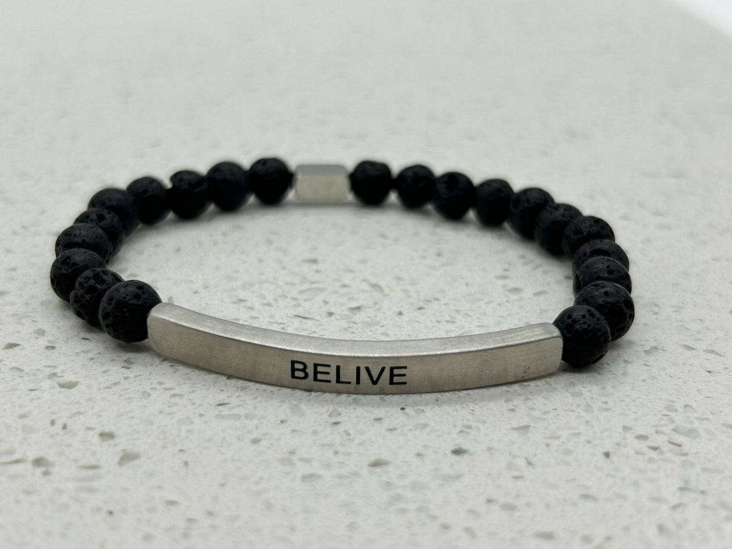 BELIVE (1 pulsera con placa)