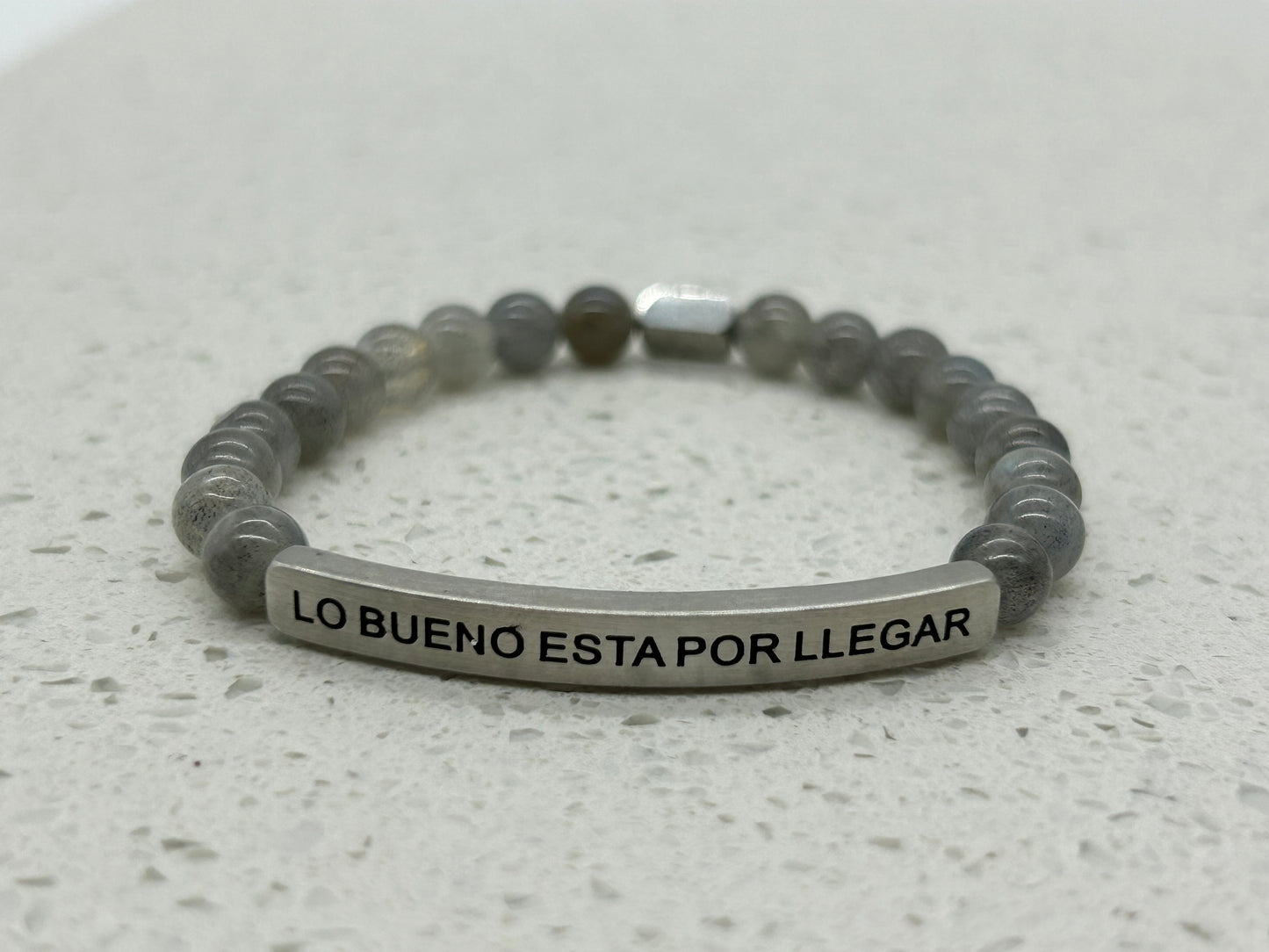 LO BUENO ESTA POR LLEGAR (1 pulsera con placa)