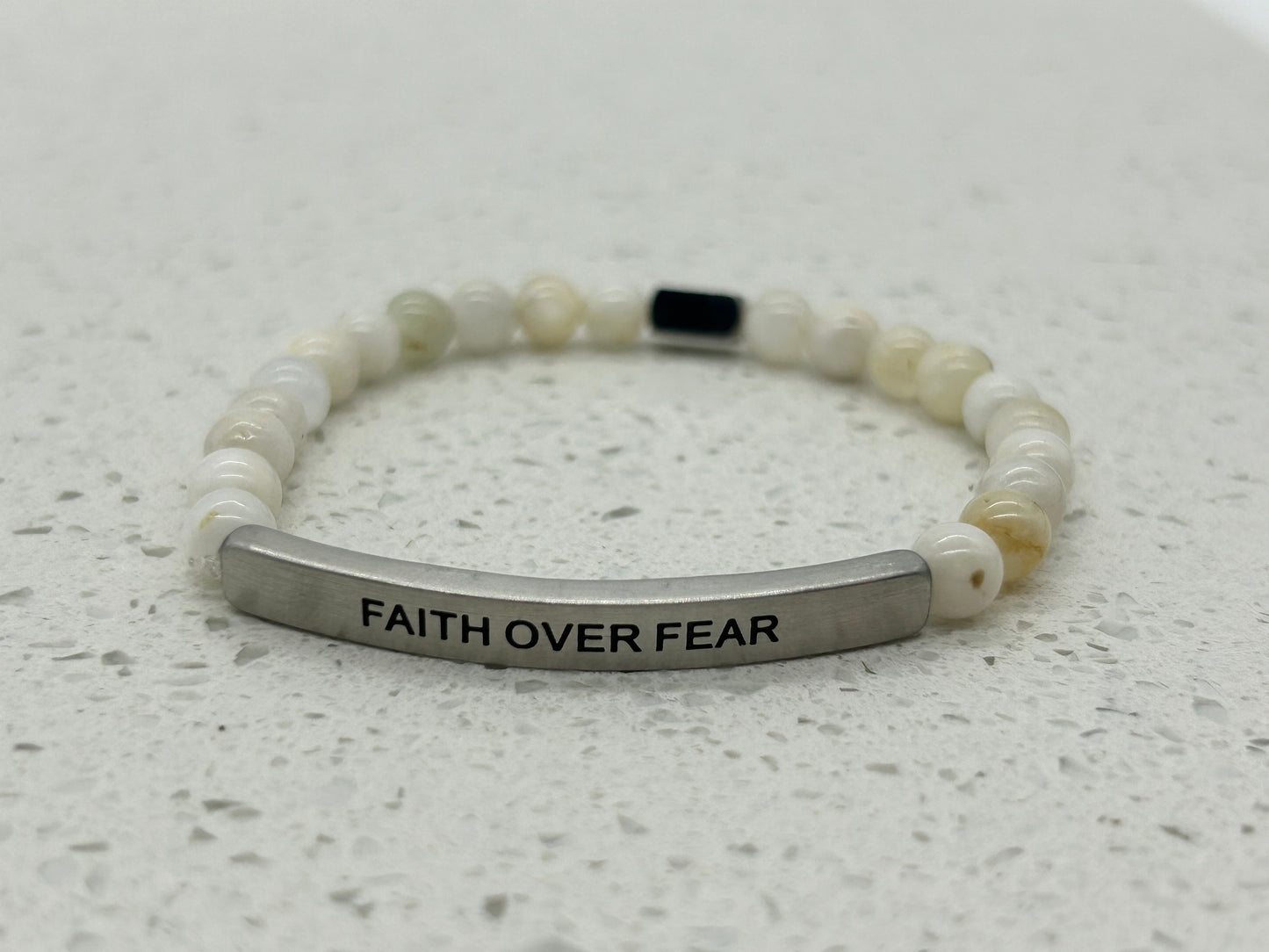 FAITH OVER FEAR (1 pulsera con placa)