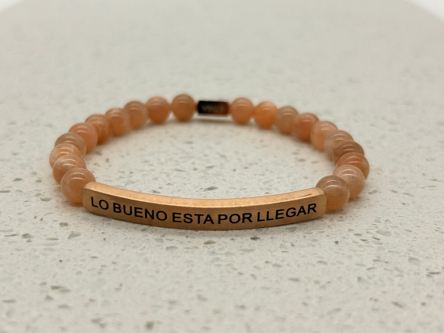 LO BUENO ESTA POR LLEGAR (1 pulsera con placa)