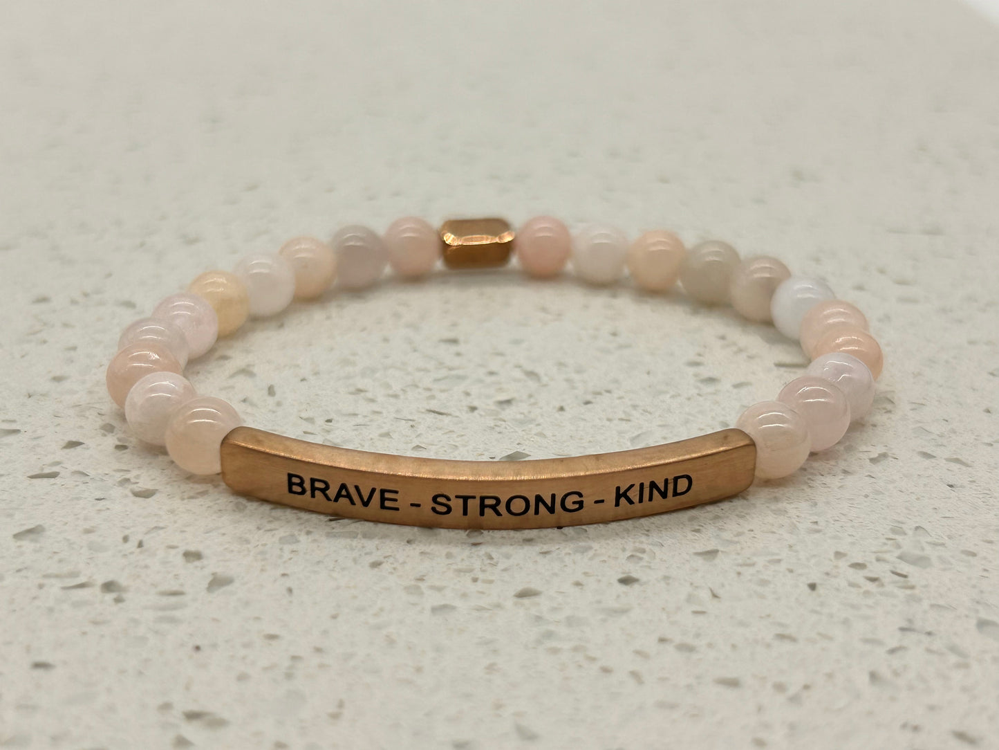 BRAVE - STRONG - KIND (1 pulsera con placa)