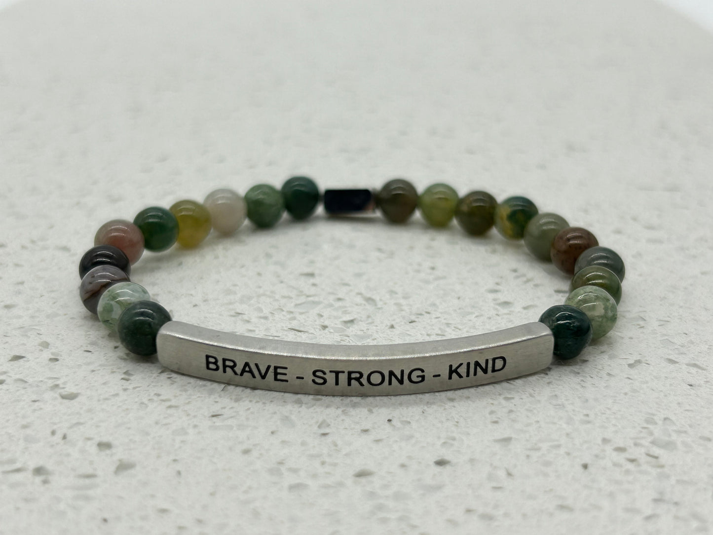 BRAVE - STRONG - KIND (1 pulsera con placa)